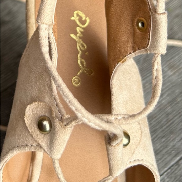 Sz-7 to 7.5 Quipid brand w/ tie up straps. Golden band at toe & faux wood wedge - Picture 10 of 11